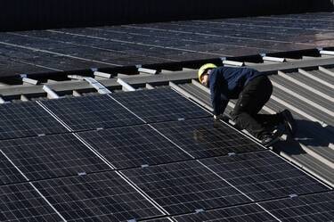 découvrez les aides financières disponibles en 2025 pour l'installation de panneaux solaires. profitez de subventions, crédits d'impôt et autres dispositifs pour transitionner vers une énergie renouvelable et réduire vos factures d'électricité.