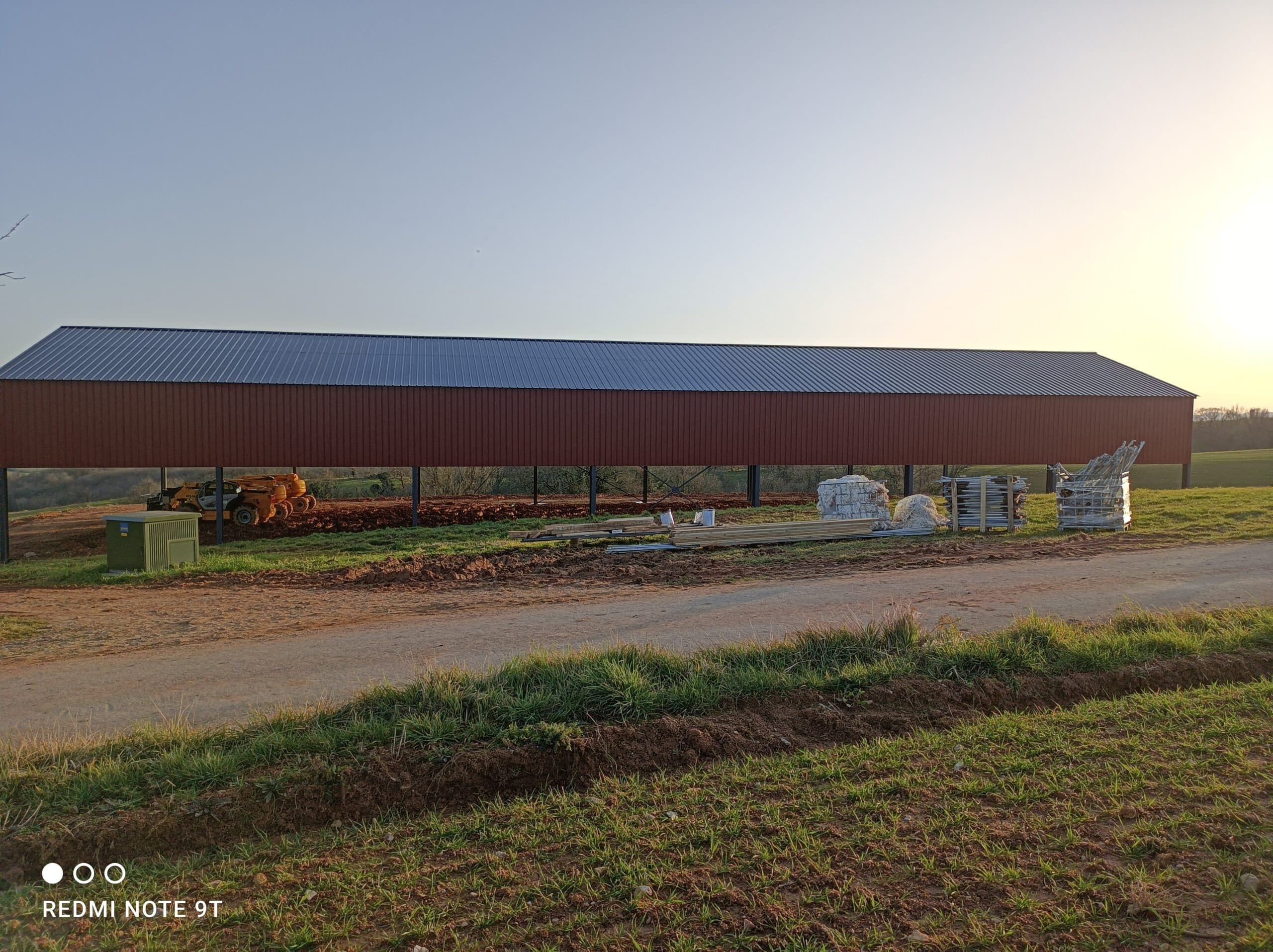 d&eacute;couvrez les avantages des hangars photovolta&iuml;ques en 2025 : une solution &eacute;cologique pour produire de l'&eacute;nergie renouvelable et optimiser l'espace de stockage. transformez votre industrie avec une technologie innovante et respectueuse de l'environnement.