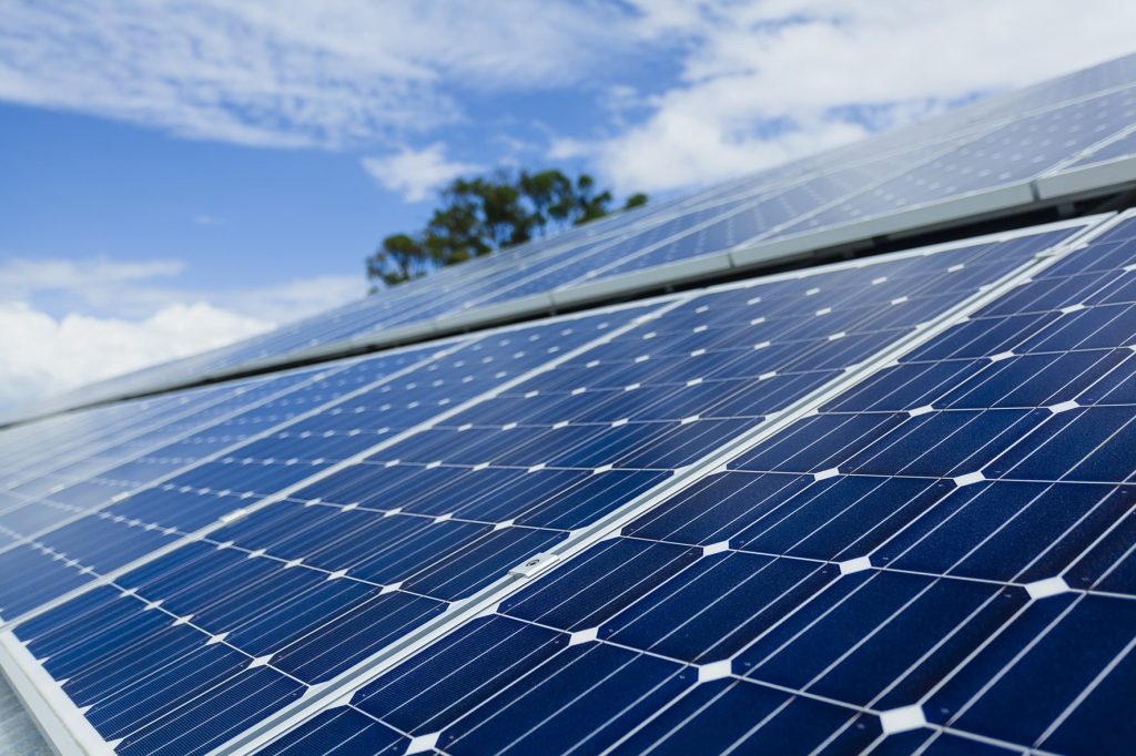 découvrez tout ce qu'il faut savoir sur les panneaux photovoltaïques : les différentes primes disponibles, les tarifs avantageux et comment optimiser votre investissement dans les énergies renouvelables.