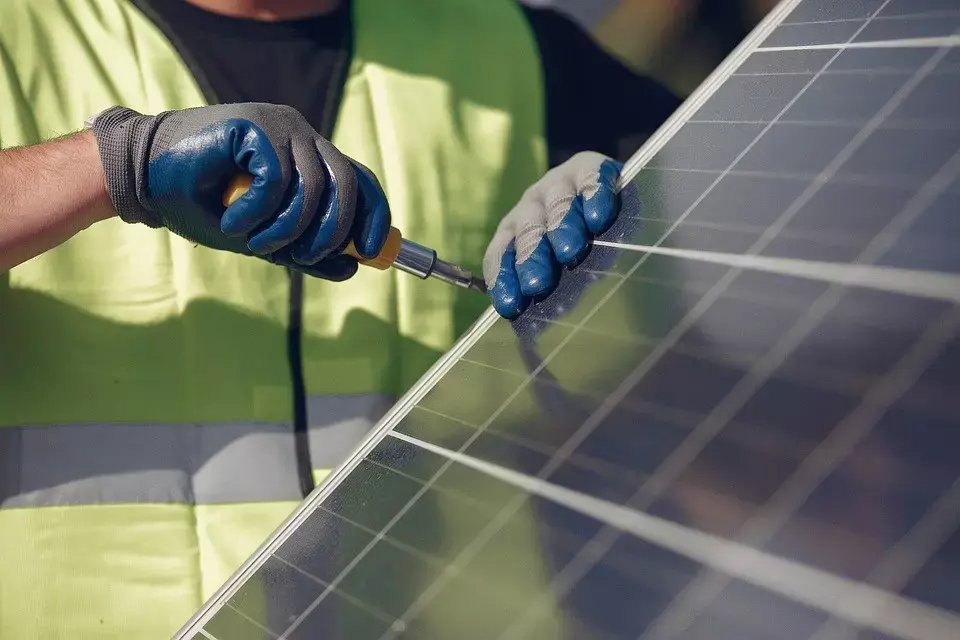 d&eacute;couvrez comment revendre votre &eacute;lectricit&eacute; solaire et rentabiliser votre installation photovolta&iuml;que. apprenez les &eacute;tapes essentielles, les r&eacute;glementations en vigueur et les astuces pour maximiser vos revenus gr&acirc;ce &agrave; l'&eacute;nergie renouvelable.