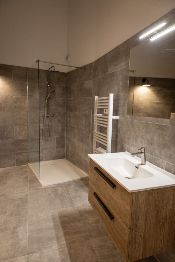 d&eacute;couvrez nos services complets de r&eacute;novation pour transformer votre int&eacute;rieur avec qualit&eacute; et efficacit&eacute;. expertise, conseils personnalis&eacute;s et satisfaction garantie.